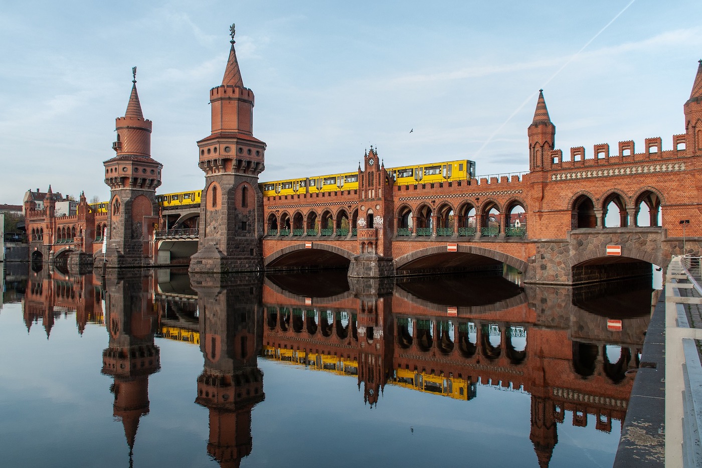 Le pont oberbaumbrücke à Berlin avec transport  métro